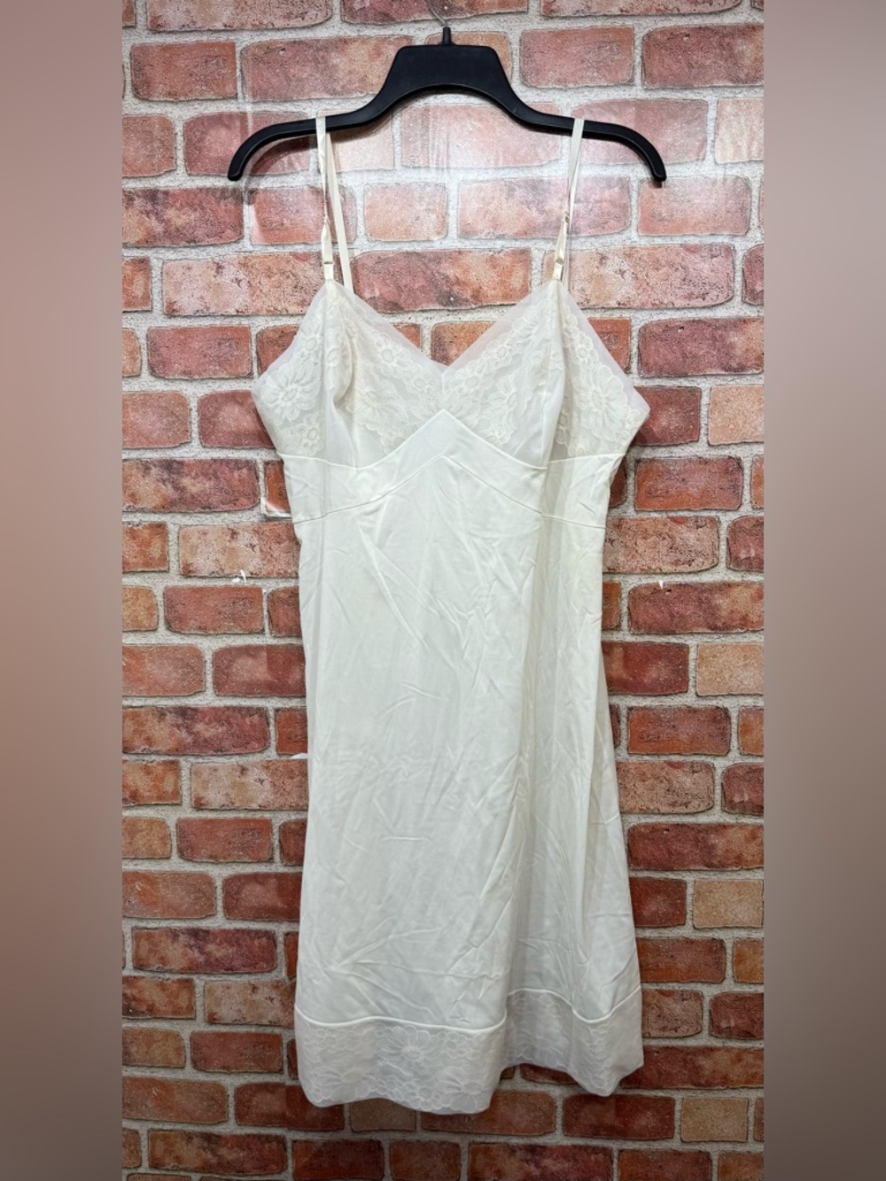 Vintage vanity fair Ivory Lace-Trim Satiny Slip / slip lingerie dress